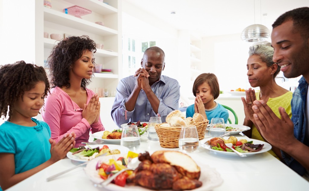 Family-prayer-thanksgiving_uplift